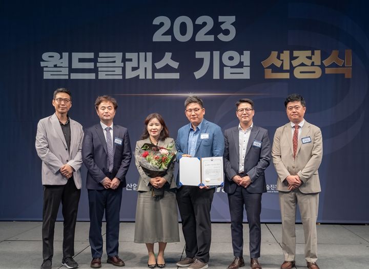 콜마비앤에이치 윤여원 대표(왼쪽에서 3번째)와 임직원들이 산업통상자원부가 주관하는 ‘월드클래스 기업’으로 선정되고 기념사진을 촬영하고 있다. (사진=콜마홀딩스 제공) *재판매 및 DB 금지