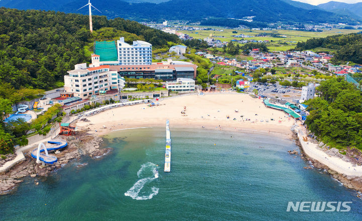 [사천=뉴시스] 차용현 기자 = 경남 사천시는 코로나19로 휴업상태였던 남일대리조트가 재개장한다고 24일 밝혔다. 사진은 남일대리조트 전경. 2023.07.24.(사진=사천시 제공)photo@newsis.com