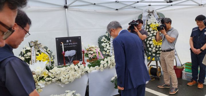 경남교육청 앞에 차려진 서울 서이초 2년차 초등교사 추모 분향소 찾은 박종훈 경남교육감 *재판매 및 DB 금지