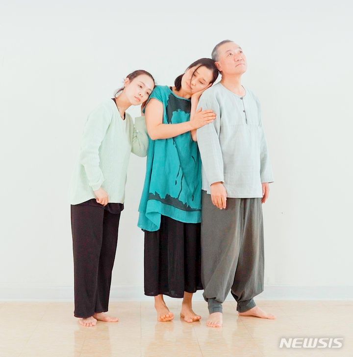 [창원=뉴시스] '파도라도' 퍼포먼스 무용수 3인. 왼쪽부터 현선화, 송윤경, 형남수