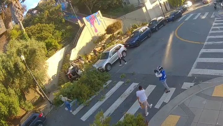 미국 샌프란시스코의 한 거리에서 승용차가 가드레일을 들이받고 계단으로 굴러 떨어지면서 전복됐지만 탑승객들은 기적적으로 무사했다. 출처 : Youtube @The before *재판매 및 DB 금지