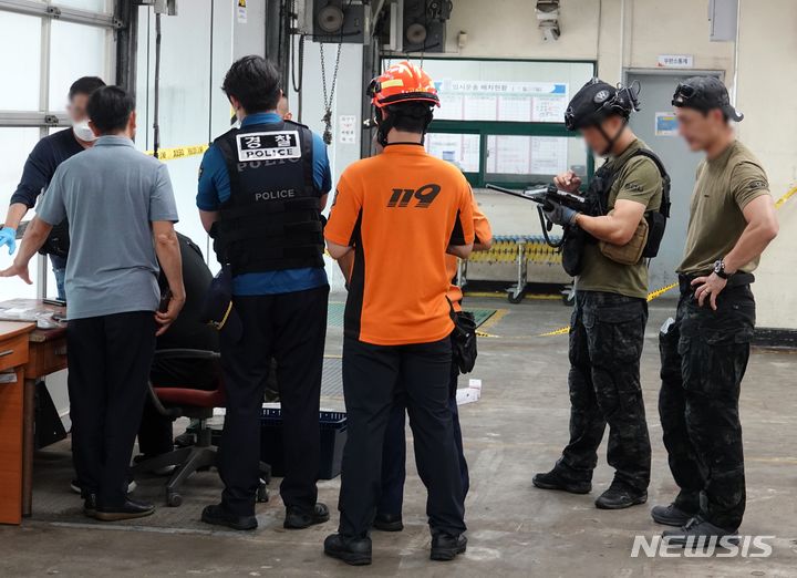 [제주=뉴시스] 오영재 기자 = 24일 오전 제주시 노형동 제주우편집중국에서 대만발 정체불명 우편물 신고가 접수돼 군·경 등이 현장에서 유해물질 검사를 하고 있다. 2023.07.24. oyj4343@newsis.com