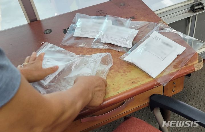 [제주=뉴시스] 오영재 기자 = 24일 오전 제주시 노형동 제주우편집중국에 대만발 정체불명 우편물 신고가 접수돼 관계당국이 유해물질 검사 등을 하고 있다. 2023.07.24. oyj4343@newsis.com