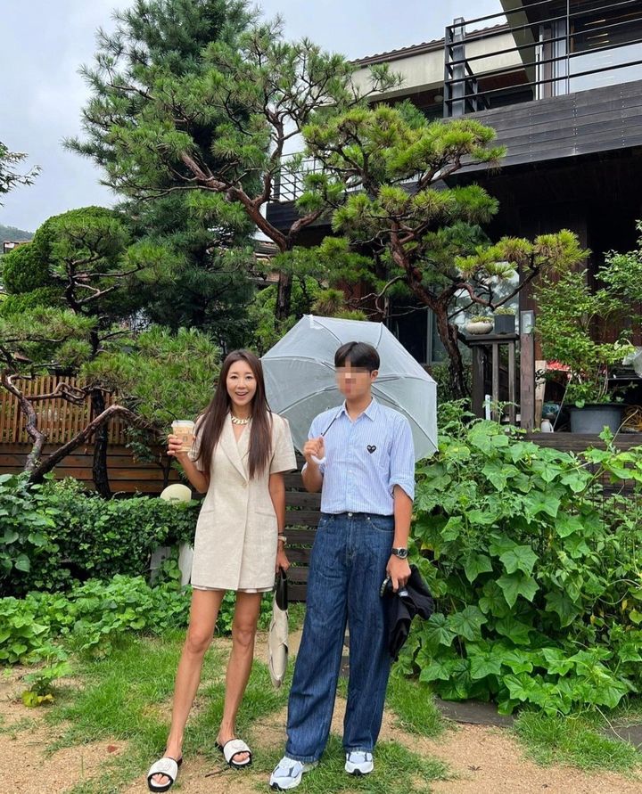 [서울=뉴시스] 가수 윤종신 아내이자 전 테니스선수 전미라가 자녀들의 근황을 공개했다. 사진은 전미라(왼쪽), 윤라익 군. (사진=전미라 인스타그램 캡처) 2023.07.24. photo@newsis.com *재판매 및 DB 금지