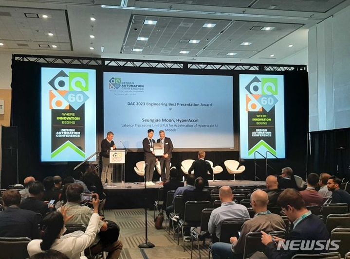 [서울=뉴시스] 생성 AI(인공지능) 관련 새로운 연산 프로세서를 개발한 국내 벤처기업 하이퍼엑셀의 문승진 연구원은 지난 12일 미국 샌프란시스코에서 열린 반도체 설계 학회 DAC(설계 자동화 학회)에서 엔지니어링 베스트 프레젠테이션 상을 수상하고 있다. (사진=하이퍼엑셜 제공) 2023.07.24. photo@newsis.com 