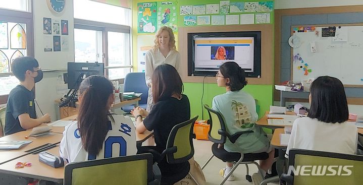 [청주=뉴시스] 지난해 7월24일 청주 충북국제교육원 세계시민교육부가 운영하는 '2023년 방학 집중캠프'에 참가한 학생들이 원어민 교사의 수업을 듣고 있디. 2024.02.25. photo@newsis.com.