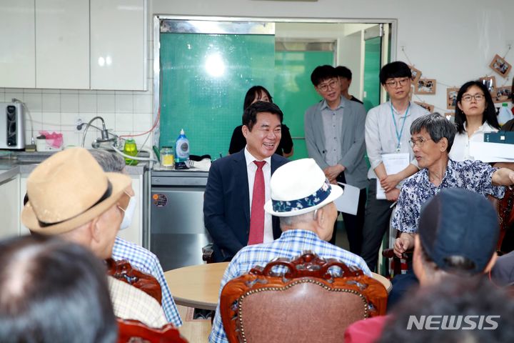 [서울=뉴시스]박준희 관악구청장이 경로당을 찾아 어르신들과 대화하고 있다.(제공=관악구)