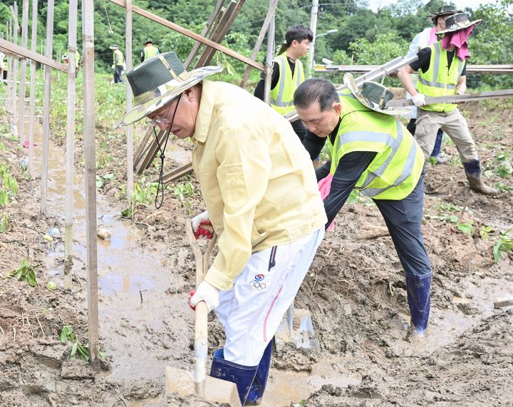 [대구=뉴시스]홍준표 대구시장이 24일 오전 수해로 어려움을 겪고 있는 경북 예천군 감천면에서 자원봉사를 하고 있다(사진=대구시 제공) 2023.07.24 photo@newsis.com *재판매 및 DB 금지