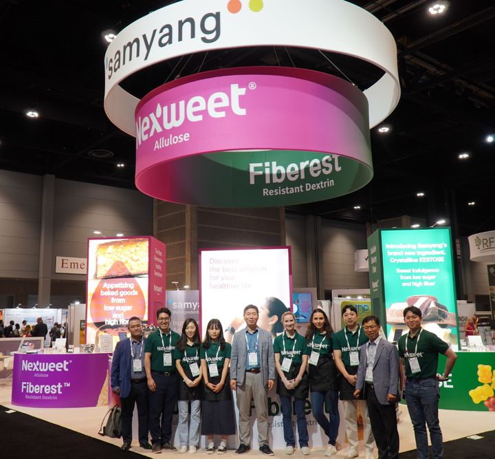 ‘IFT 2023’ 삼양사 부스에 삼양사 최낙현(왼쪽에서 다섯 번째) 대표가 방문해 직원들을 격려했다.(사진=삼양사 제공)