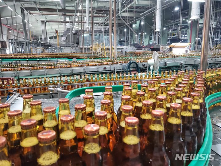 [홍천=뉴시스] 류난영 기자 = 20일 하이트진로 강원공장에서 '켈리'가 출고되고 있다. 