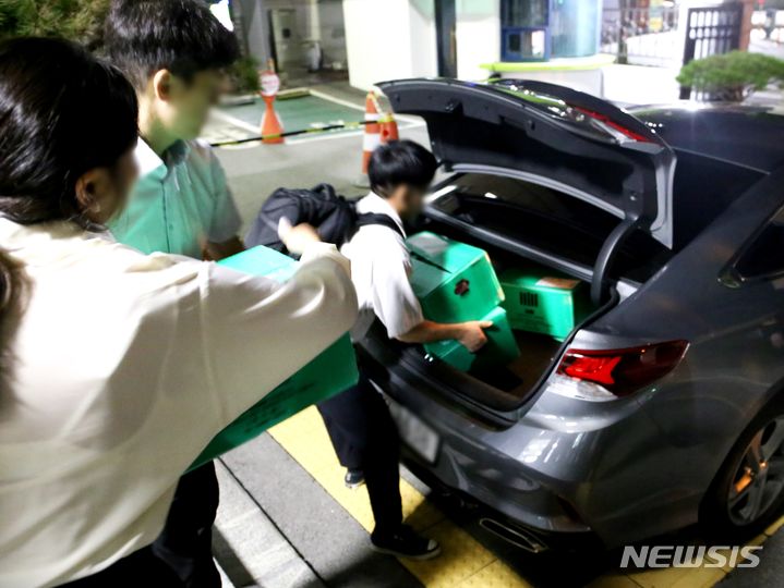 [청주=뉴시스] 조성현 기자 = '오송 지하차도 참사'를 수사 중인 검찰이 24일 충북 청주시 안전정책과와 하천과에 대한 압수수색을 마친 뒤 압수물품을 차량으로 옮기고 있다. 2023.07.24. jsh0128@newsis.com 