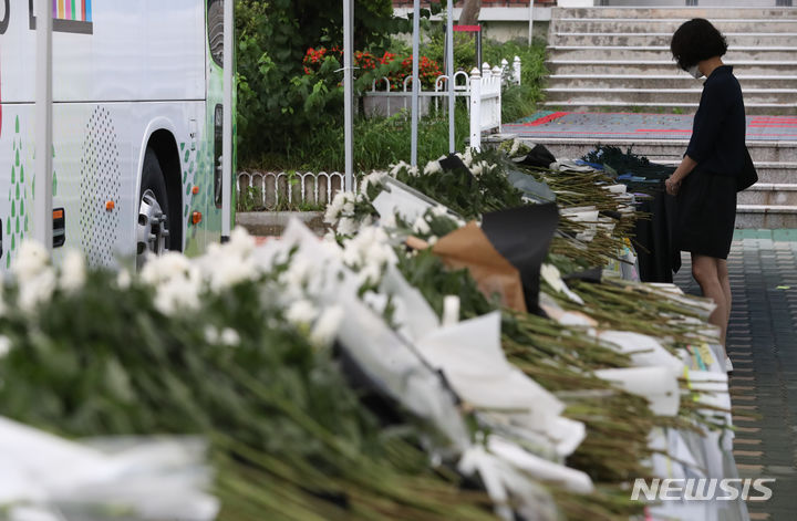 [서울=뉴시스] 황준선 기자 = 24일 오전 교사가 교내에서 극단적 선택을 한 서울 서초구 서이초등학교에서 한 시민이 추모 메세지를 읽고 있다. 교육부와 서울시교육청은 합동조사단을 꾸려 24일부터 오는 27일까지 교사 사망 사안에 대해 조사를 벌인다. 2023.07.24. hwang@newsis.com