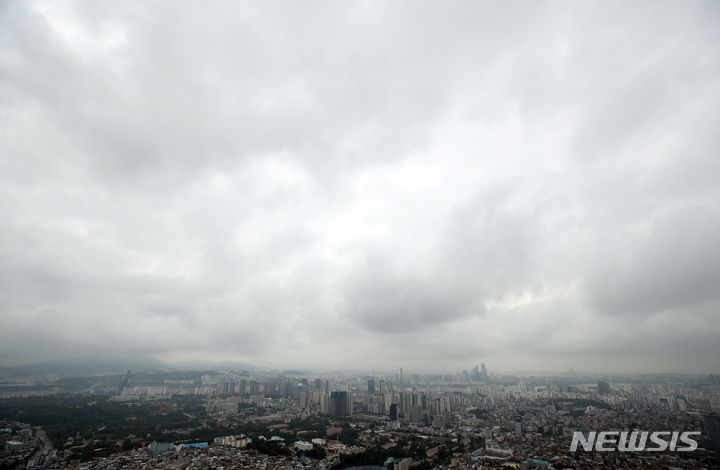 [서울=뉴시스] 고승민 기자 = 전국 대부분 지역에 장마가 이어진 24일 서울 남산에서 바라본 도심 하늘에 먹구름이 드리워져 흐린 날씨를 보이고 있다. 2023.07.24. kkssmm99@newsis.com