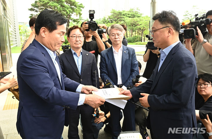 [수원=뉴시스] 김종택 기자 = 더불어민주당 검찰독재정치탄압대책위원회 주철현 의원(사진 왼쪽)이 24일 경기도 수원지방검찰청을 항의 방문해 검찰의 반인권적 조작 수사 및 거짓 언론플레이 중단을 촉구하는 입장문을 검찰 관계자에게 전달하고 있다. 2023.07.24. jtk@newsis.com