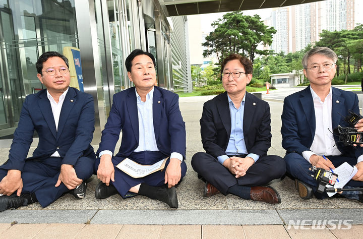 [수원=뉴시스] 김종택 기자 = 더불어민주당 검찰독재정치탄압대책위원회 박범계 위원장을 비롯한 의원들이 24일 경기도 수원지방검찰청을 항의 방문해 검찰의 반인권적 조작 수사 및 거짓 언론플레이 중단을 촉구하며 입장을 밝히고 있다. 2023.07.24. jtk@newsis.com