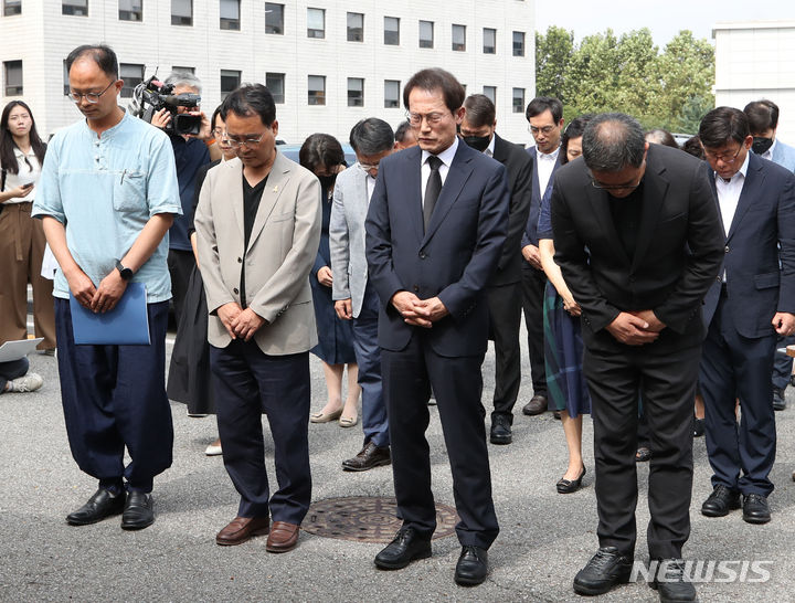 [서울=뉴시스] 조수정 기자 = 조희연 서울시교육감이 지난 24일 오후 서울 종로구 서울시교육청에서 열린 시교육청-교직3단체 긴급 공동 기자회견을 마친 뒤 교육청 입구에 마련된 서울 초등학교 사망 교사 분향소를 찾아 교직 3단체장과 추모 묵념하고 있다. 왼쪽부터 김성보 전국교직원노동조합서울지부 지부장, 박근병 서울교사노동조합 위원장, 조 교육감, 석승하 서울특별시교원단체총연합회 수석부회장.  2023.07.24. chocrystal@newsis.com