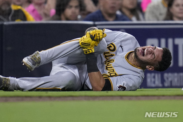 [샌디에이고=AP/뉴시스] 피츠버그 파이리츠의 내야수 투쿠피타 마카노는 지난 25일 미국 샌디에이고의 펫코파크에서 열린 샌디에이고 파드리스와의 경기에서 무릎을 다쳤다.