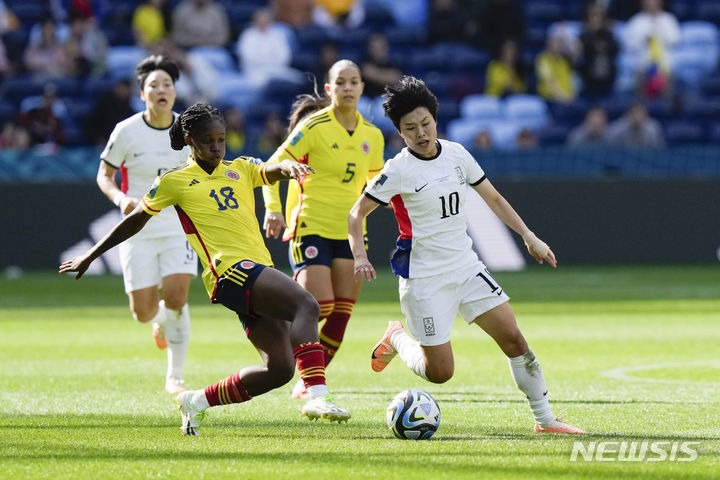 [시드니=AP/뉴시스] 지소연(오른쪽)이 25일(현지시각) 호주 시드니의 시드니 축구경기장에서 열린 2023 국제축구연맹(FIFA) 여자월드컵 조별리그 H조 1차전 콜롬비아와의 경기 중 린다 카이세도와 공을 다투고 있다. 2023.07.25.