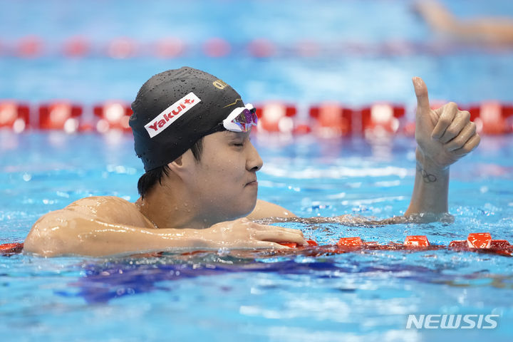 [후쿠오카=AP/뉴시스] 김우민이 25일 일본 후쿠오카현에서 열린 2023 세계수영선수권대회 남자 자유형 800m 예선 경기를 마친 후 엄지 척을 하고 있다. 김우민은 7분47초69로 14위를 기록하며 8명이 진출하는 결선에는 오르지 못했다. 2023.07.25.