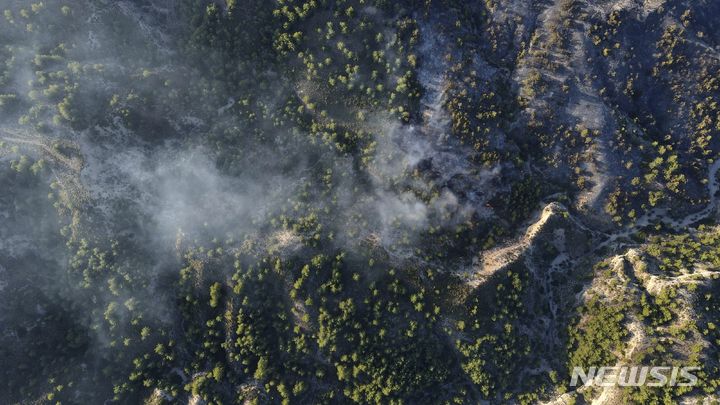 [로도스=AP/뉴시스] 25일(현지시간) 그리스 로도스 섬에서 발생한 산불로 아폴로나 마을의 숲이 타고 있다. 2023.07.28.