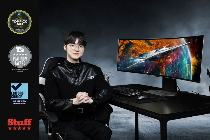 [서울=뉴시스]삼성전자는 게이밍 모니터 '오디세이 OLED G9'이 최근 미국과 영국의 주요 글로벌 IT 매체들로부터 연이은 호평을 받고 있다고 25일 밝혔다. 사진은 프로게이머 '페이커(Faker)'가 서울 강남구에 위치한 T1 사옥에서 세계 최초 듀얼 QHD 해상도를 지원하는 OLED 게이밍 모니터 '오디세이 OLED G9'을 소개하고 있는 모습. (사진=삼성전자 제공) photo@newsis.com *재판매 및 DB 금지