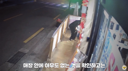 A씨가 자신의 가방에서 벽돌을 꺼내는 모습 (사진=유튜브 채널 '경찰청' 캡처) *재판매 및 DB 금지
