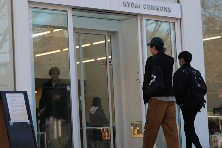 [서울=뉴시스] 일본의 대학들이 저출산으로 학생 수급이 어려워지고 정보기술(IT)을 갖춘 인력이 부족해짐에 따라 이공계열 분야에 커리큘럼을 늘리고 있고 일본 정부도 이에 맞춰 지원을 늘리고 있다고 지난 23일 더재팬뉴스는 보도했다. 사진은 교아이가쿠엔대학교에서 공부하는 학생들 (사진=유튜브 갈무리). 2023.07.25. *재판매 및 DB 금지