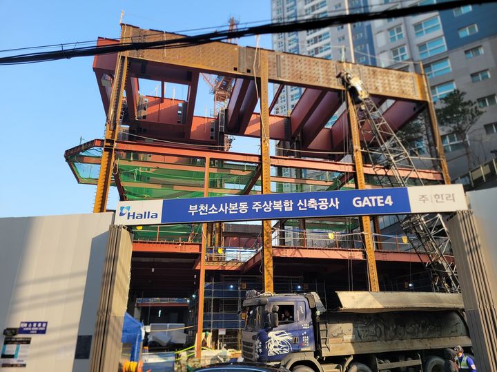 [서울=뉴시스] 포스코가 국내 건설사들과 협업해 개발한 합성전이보(P-Girder) 공법이 국토교통과학기술진흥원으로부터 국토교통부건설신기술(966호)로 지정됐다. 사진은 포스코가 개발한 합성전이보 공법이 실제로 적용된 공사 현장 모습. (사진=포스코 제공) 2023.07.25 photo@newsis.com *재판매 및 DB 금지