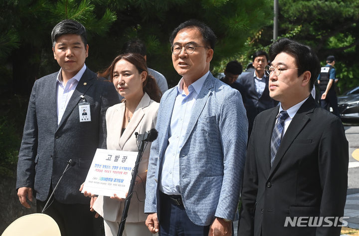 [수원=뉴시스] 김종택 기자 = 더불어민주당 경기도당 최재관 여주양평지역위원장과 여현정 양평군의원 등이 25일 서울-양평 고속도로 백지화 논란과 관련해 전진선 양평군수와 양평군 A국장을 직권남용,직무유기 등 혐의로 경기도 수원시 경기남부경찰청에 고발하고 있다. 2023.07.25. jtk@newsis.com *재판매 및 DB 금지