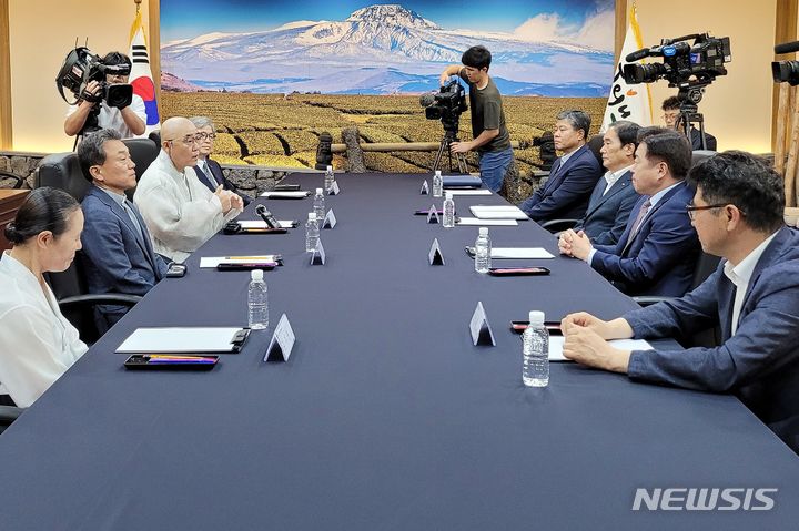 [제주=뉴시스] 이정민 기자 = 25일 제주도청 백록홀에서 제주도 및 제주종교지도자협의회 관계자들이 지역 현안에 대한 이야기를 나누고 있다. 2023.07.25. 73jmlee@newsis.com