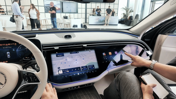 [빈=뉴시스] 유희석 기자 = 13일 오스트리아 빈국제공항 내 마련된 전시장에서 메르세데스-벤츠 관계자가 신형 '더 뉴 E클래스' 조수석 디스플레이로 앱(응용 프로그램)을 사용하는 방법에 대해 설명하고 있다. 2023.07.25 photo@newsis.com *재판매 및 DB 금지