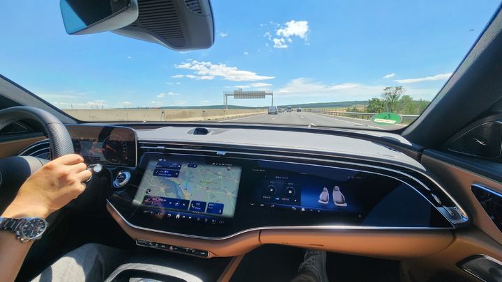 [빈=뉴시스] 유희석 기자 = 메르세데스-벤츠가 올해 하반기 국내 출시 예정인 신형 '더 뉴 E클래스'의 주행 모습. 운전석에서 조수석까지 길게 이어진 디스플레이인 '슈퍼스크린'이 탑재됐다. 다만 하나의 디스플레이로 구성된 것이 아닌 3개의 서로 다른 패널로 구성되며 별도로 작동된다. 2023.07.25 photo@newsis.com *재판매 및 DB 금지