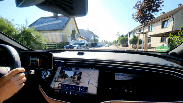 [빈=뉴시스] 유희석 기자 = 메르세데스-벤츠의 신형 E클래스 주행 모습. 중앙 디스플레이와 달리 운전자가 볼 수 없도록 조수석에 설치된 디스플레이가 조금 어둡게 표현된다. 2023.07.25 photo@newsis.com - *재판매 및 DB 금지