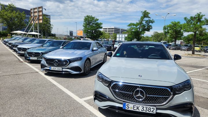 [빈=뉴시스] 유희석 기자 = 지난 13일(현지시각) 오스트리아 빈국제공항 내 전시장에 전시돼 있는 메르세데스-벤츠 신형 E클래스 라인업. 2023.07.25 photo@newsis.com *재판매 및 DB 금지