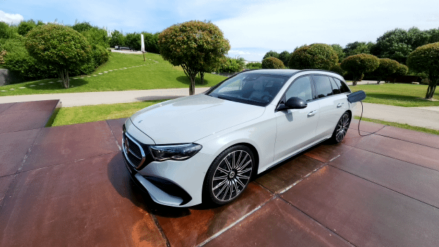 [빈=뉴시스] 유희석 기자 = 메르세데스-벤츠가 출시한 신형 '더 뉴 E클래스' 모델 중 왜건 형태의 'E클래스 에스테이트' 플러그인 하이브리드(PHEV) 모델 모습. 2023.07.25 photo@newsis.com *재판매 및 DB 금지