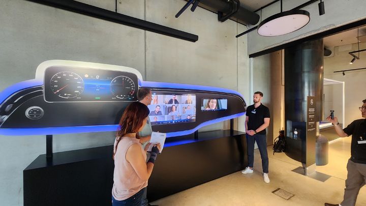 [빈=뉴시스] 유희석 기자 = 지난 13일 오스트리아 수도 빈 인근의 한 와이너리에 마련된 행사장에서 메르세데스-벤츠 관계자가 신형 E클래스에 탑재된 슈퍼스크린에 대해 설명하고 있다. 2023.07.25 photo@newsis.com *재판매 및 DB 금지