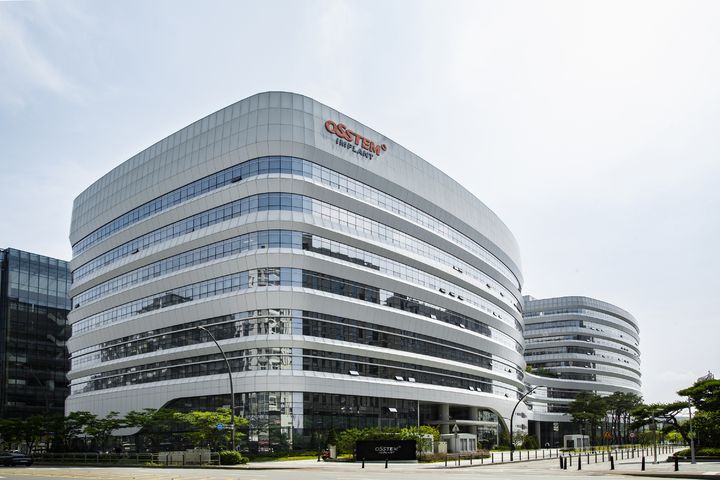 [서울=뉴시스] 25일 오스템임플란트 전국재해구호협회에 수재의연금 1억원과 양치키트 1만개를 기탁한다고 밝혔다. (사진=오스템임플란트 제공) 2023.07.25. photo@newsis.com *재판매 및 DB 금지