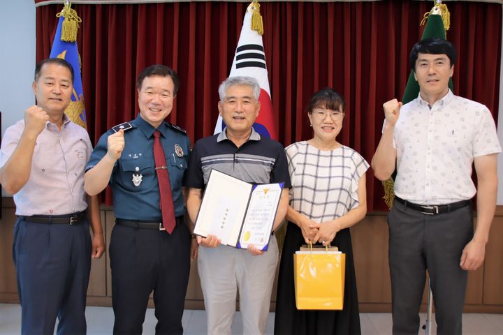 [대구=뉴시스] 대구성서경찰서는 전화금융사기 피해 예방에 결정적인 기여를 한 택시기사 김모씨에게 감사장을 수여했다. (사진 = 대구 성서경찰서 제공) 2023.07.25. photo@newsis.com   *재판매 및 DB 금지