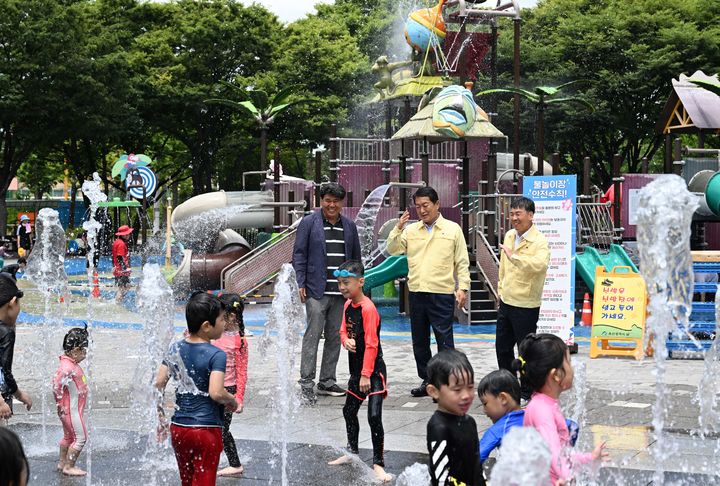 [울산=뉴시스]울산 남구 와와공원 물놀이장을 점검하고 있는 서동욱 남구청장. (사진=울산 남구 제공) photo@newsis.com *재판매 및 DB 금지
