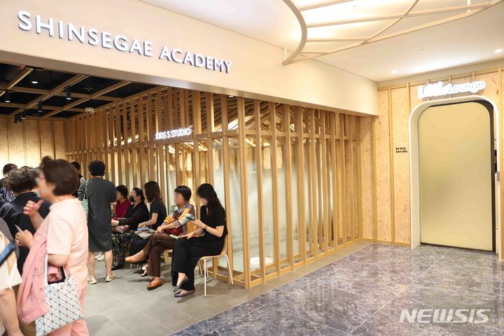 [서울=뉴시스]백화점과 몰 등에서 체험형 문화센터 강좌를 늘리고 있다. 경험을 중시하는 최근 소비자 추세에 맞춰 모객에 나선 모양새다. 사진은 신세계백화점 경기점 8층 아카데미와 리틀라운지 전경. (사진=신세계백화점 제공)