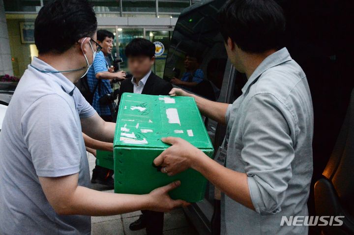 [청주=뉴시스] 조성현 기자 = '오송 지하차도 참사'를 수사 중인 검찰이 25일 오후 충북 청주시 청원구 충북경찰청에 대한 압수수색을 마친 뒤 압수물품을 차량으로 옮기고 있다. 2023.07.25. jsh0128@newsis.com