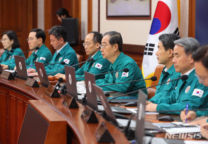 [서울=뉴시스] 배훈식 기자 = 한덕수 국무총리가 25일 오전 서울 종로구 정부서울청사에서 열린 국무회의에 참석해 빌언하고 있다. 2023.07.25. dahora83@newsis.com