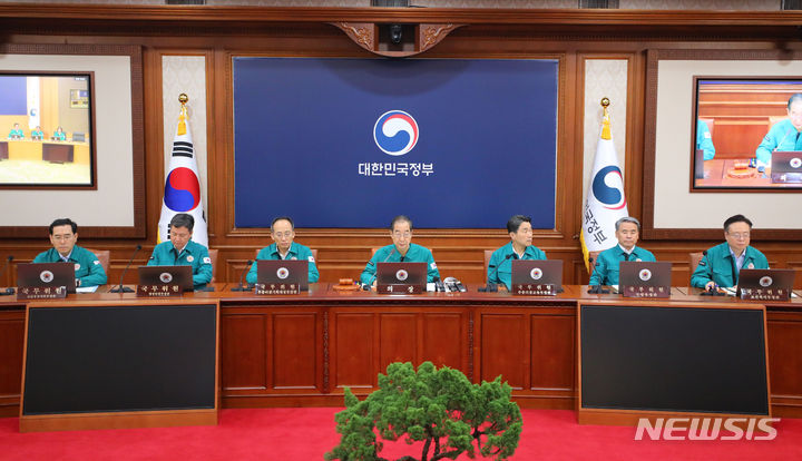 [서울=뉴시스] 배훈식 기자 = 한덕수 국무총리가 25일 오전 서울 종로구 정부서울청사에서 국무회의를 하고 있다. 2023.07.25. dahora83@newsis.com