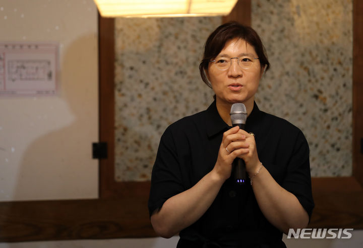 [서울=뉴시스] 김명년 기자 = 장미란 문화체육관광부 2차관이 25일 오전 서울 종로구 세종문화회관 지하1층 설가온에서 열린 '취임 계기 관광기자 간담회'에서 인사말을 하고 있다. 2023.07.25. kmn@newsis.com