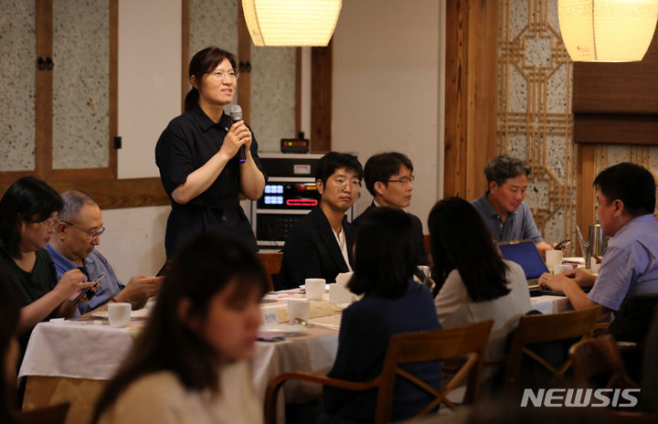 [서울=뉴시스] 김명년 기자 = 장미란 문화체육관광부 2차관이 25일 오전 서울 종로구 세종문화회관 지하1층 설가온에서 열린 '취임 계기 관광기자 간담회'에서 인사말을 하고 있다. 2023.07.25. kmn@newsis.com