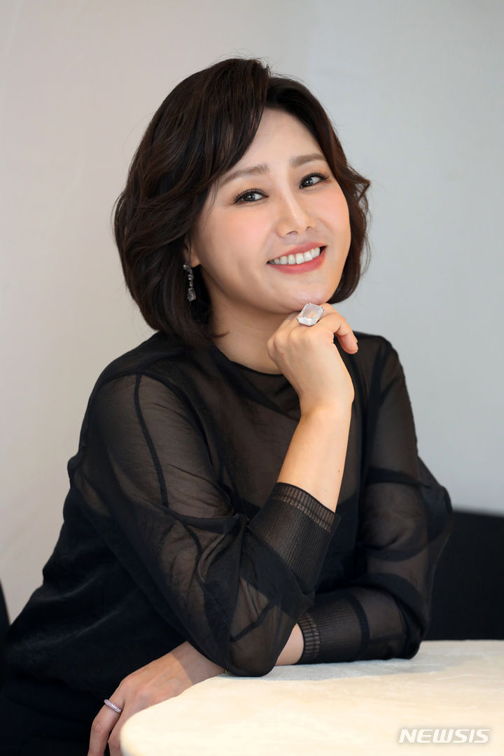 [서울=뉴시스] 박진희 기자 = 뮤지컬 배우 신영숙이 25일 서울 종로구 한 카페에서 라운드 인터뷰를 마치고 사진 촬영을 하고 있다. 2023.07.26. pak7130@newsis.com