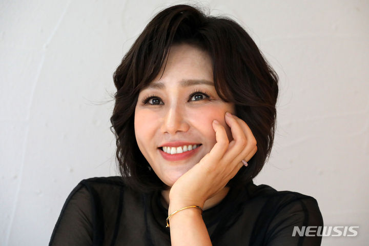 [서울=뉴시스] 박진희 기자 = 뮤지컬 배우 신영숙이 25일 서울 종로구 한 카페에서 라운드 인터뷰를 마치고 사진 촬영을 하고 있다. 2023.07.26. pak7130@newsis.com