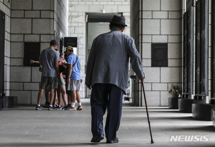 [서울=뉴시스] 김근수 기자 = 한국전쟁 정전 70주년을 이틀 앞둔 지난 25일 서울시 용산구 전쟁기념관 6.25 참전용사 전사자 묘비 앞을 한 어르신이 지나가고 있다. 2023.07.25. ks@newsis.com