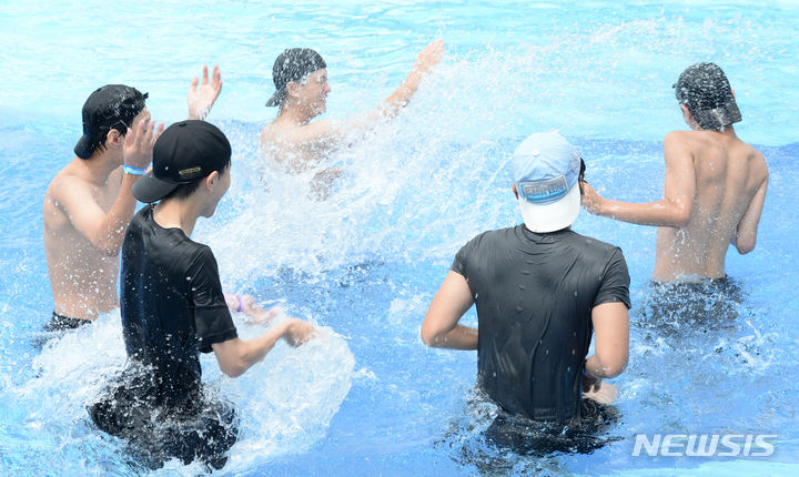 [울산=뉴시스] 배병수 기자 = 울산 중구 동천 야외물놀이장에서 물놀이를 즐기는 학생들 모습. bbs@newsis.com