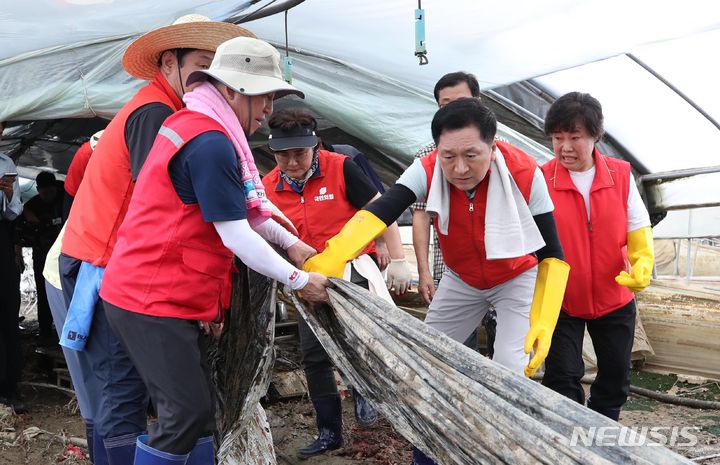 [익산=뉴시스] 고범준 기자 = 김기현 국민의힘 대표가 25일 오후 전북 익산시 용안면 수해 현장을 방문해 피해 복구 활동을 하고 있다. 2023.07.25. bjko@newsis.com